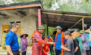 Tuổi trẻ Đất Tổ đồng hành cùng người dân chống lũ 