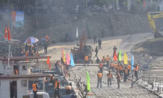 Công binh tạm tháo cầu phao Phong Châu