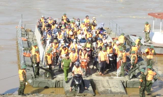 Chuyến phà chuyên dụng đầu tiên thay thế cầu phao Phong Châu 