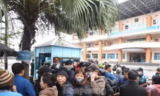 Người hâm mộ đội rét chờ mua vé xem đội tuyển Việt Nam 