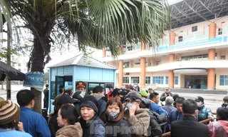 Người hâm mộ đội rét chờ mua vé xem đội tuyển Việt Nam 