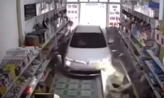 Vụ xe lao vào nhà tông bé gái tử vong: Xác định danh tính tài xế