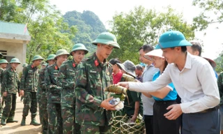 Chia tay lực lượng quân đội tìm kiếm nạn nhân Làng Nủ