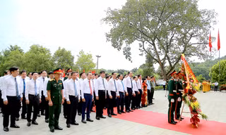 Phú Thọ dâng hoa kỷ niệm 70 năm ngày Bác Hồ về thăm Đền Hùng