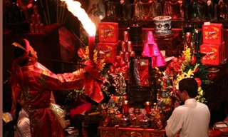 Trình diễn lên đồng ở Trung tâm văn hoá Pháp