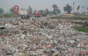 Đổ rác không đúng quy định có thể bị phạt 2 tỷ đồng