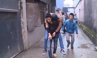 Đưa người bị thương trong vụ nổ đi cấp cứu. Ảnh: VTV news