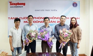 Lãnh đạo Khối Truyền thông điện tử - Báo Tiền Phong tặng hoa các khách mời tham dự buổi tọa đàm. Ảnh: Mạnh Thắng