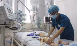 Bé H đang được điều trị tích cực tại BV