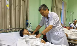 PGS.TS Nguyễn Hữu Ước – Trưởng khoa Phẫu thuật Tim mạch và lồng ngực trực tiếp thăm khám cho bệnh nhân Giàng Thị Thành sau phẫu thuật.