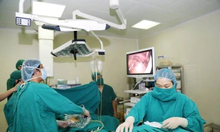 Các bác sĩ tiến hành phẫu thuật cho bệnh nhân.