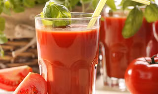 Chất xeton trong cà chua có tác dụng hạ huyết áp, lợi tiểu. Hàm lượng vitamin C trong cà chua không cao nhưng khó phá hủy, giúp làm mềm huyết quản nên có tác dụng chống xơ cứng động mạch và chống ung thư. Ảnh minh hoạ: Internet