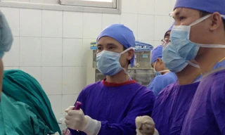 PGS.TS Nguyễn Mạnh Khánh thực hiện một ca phẫu thuật khớp vai.