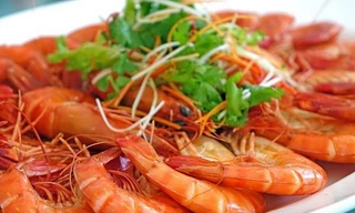 Tôm là một trong những thực phẩm phòng chống loãng xương rất tốt. Ảnh minh họa: Internet