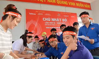 Các bạn trẻ tham gia hiến máu nhân đạo trong ngày hội Chủ nhật đỏ.