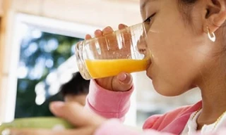 Để dùng Oresol an toàn cho trẻ, cha mẹ cần đọc kỹ hướng dẫn và tuân thủ tuyệt đối khi pha thuốc. Ảnh minh hoạ: Internet