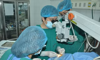 TS Lê Xuân Cung cùng ê kíp phẫu thuật đang ghép giác mạc của bé Vân Nhi cho bé trai 6 tuổi. Ảnh: BV Mắt TƯ cung cấp