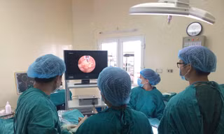 Ê kíp phẫu thuật tiến hành lấy khối u não cho bênh nhân bằng phương pháp nội soi qua đường mũi