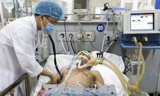 Bệnh nhân cấp cứu tại BV Bạch Mai. Ảnh: Dương Ngọc/TTXVN