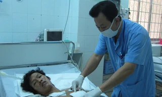 Cứu sống người tự lấy dao đâm thủng tim