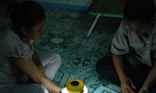 Vợ chồng thợ hồ mù chữ thành nhân viên ngân hàng