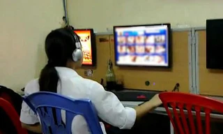 Nữ sinh bạo gan xem phim 'đen' nơi công cộng