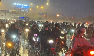 Nghìn xe nhích từng centimet qua hầm Thủ Thiêm trong cơn mưa như trút