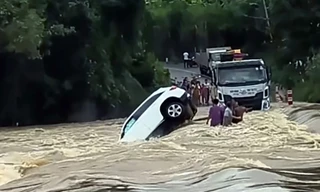 Ô tô Mercedes bị lũ cuốn trôi khi qua cầu tràn, hai người thoát chết
