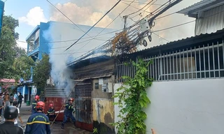 Nhiều tiếng nổ, lửa bùng dữ dội tại xưởng sản xuất giấy ở TPHCM