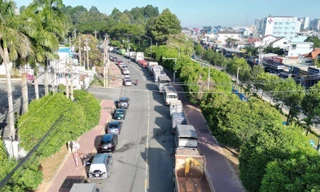 Ô tô lại xếp hàng dài hơn 1km để chờ đăng kiểm ở Đồng Nai