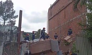 Nhà 4 tầng ở TPHCM sập sau tiếng động rất lớn, giải cứu 7 người bên trong