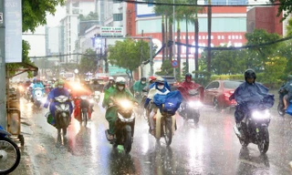 Nam Bộ và Trung Bộ đề phòng lốc, sét, mưa đá và gió giật mạnh