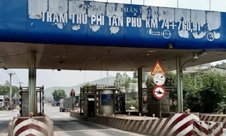 Tháo dỡ trạm thu phí trên quốc lộ 20 sau gần 3 năm dừng hoạt động