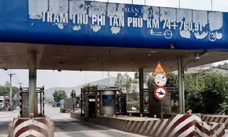 Tháo dỡ trạm thu phí trên quốc lộ 20 sau gần 3 năm dừng hoạt động