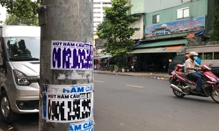 Quảng cáo 'tấn công' cột điện vừa được tháo cỏ nhựa