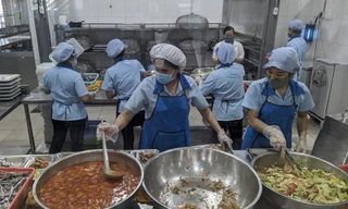 Sau bữa ăn trưa, 94 công nhân Long An nhập viện nghi ngộ độc