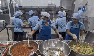 Sau bữa ăn trưa, 94 công nhân Long An nhập viện nghi ngộ độc
