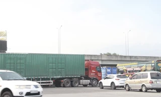 Nhiều tài xế bức xúc vì bị chặn lối lên cao tốc Long Thành - TPHCM