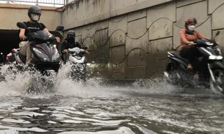 Hầm chui cửa ngõ TP.HCM ngập nặng, người dân chật vật di chuyển