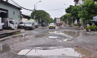 Người dân than khổ vì con đường dày đặc 'hố bom' ở TP Thủ Đức