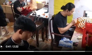 Chị Loan tự hào về thành quả vườn rau mang lại ảnh: H.C 