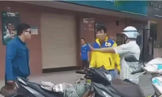 Nam sinh bỏ qua việc tài xế xe ôm đập điện thoại vì 'chú ấy khổ quá'