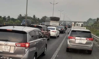 Ô tô tải va vào dải phân cách, cao tốc TP.HCM - Trung Lương ùn tắc hơn 5km