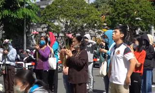 Người dân TPHCM 'đội nắng' đi lễ chùa sớm trước Rằm tháng Giêng