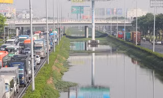 Hình ảnh ùn ứ ở cửa ngõ phía Đông, Tây TPHCM trưa 30-12