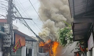 Khói lửa ngùn ngụt bao trùm dãy ki-ốt, người dân hoảng loạn bỏ chạy