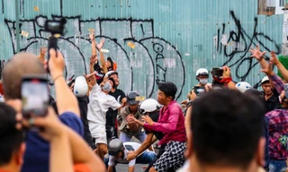 Trăm thanh niên ở TP.HCM thi nhau giật tiền cúng cô hồn