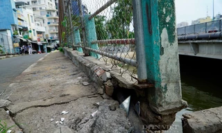 Cận cảnh cây cầu ở TP.HCM xuất hiện nhiều vết nứt