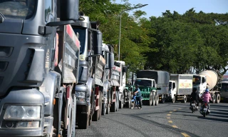 Tài xế mắc võng ngủ qua đêm chờ đăng kiểm ở Đồng Nai