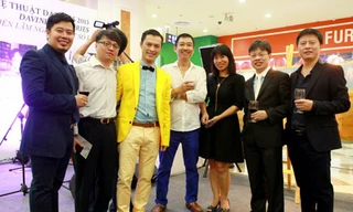 Lê Thiết Cương bày biện nghệ thuật chốn đông người